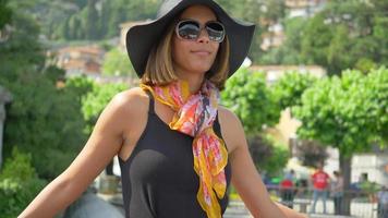 en kvinna bär en hatt när hon reser till en lyxig semesterort på en färja nära Comosjön, Italien, Europa. video