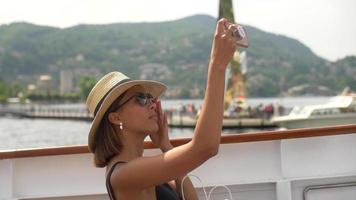 una mujer que viaja en una ciudad turística de lujo cerca del lago de como, italia, europa. video