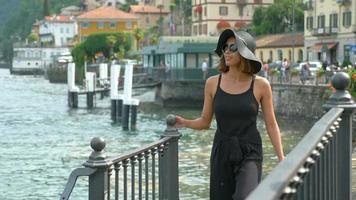 une femme voyageant dans une station balnéaire de luxe près du lac de côme, italie, europe. video