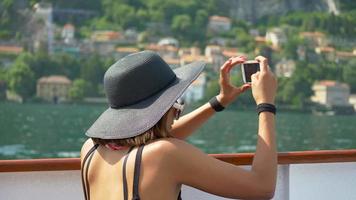una mujer que viaja en una ciudad turística de lujo cerca del lago de como, italia, europa. video