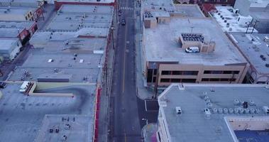 vue aérienne par drone des rues du centre-ville de los angeles, californie.