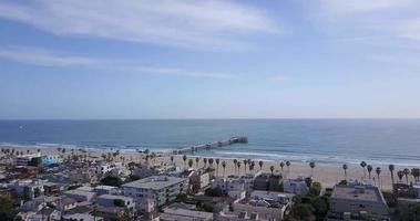 vue aérienne de drone sur les ponts et les canaux de la plage de venise, californie video