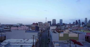 vue aérienne par drone des rues du centre-ville de los angeles, californie.