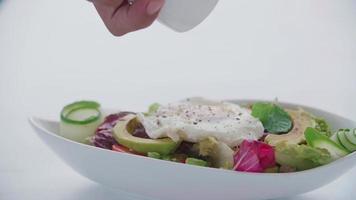 Pepper is grinding poured on a salad at a resort hotel, traveling. video