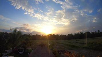 pôr do sol, viajando na exótica tropical bali, Indonésia. video