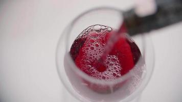 El vino tinto se vierte en un vaso en un hotel resort. video