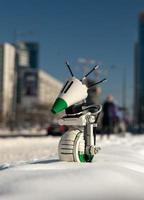 Varsovia, 2021 - Lego Star Wars Droid Do en la nieve en la ciudad foto