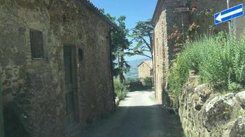 punto de vista de conducir por una carretera en un pequeño pueblo de la toscana, italia, europa. video