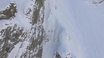 Flygfoto över snötäckta berg. video