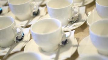 Tassen für Kaffee in einem Restaurant, mehrere Winkel schießen video