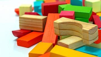 Cerrar bloques de madera multicolores