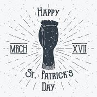 etiqueta vintage, taza de cerveza dibujada a mano, tarjeta de felicitación feliz del día de San Patricio, insignia retro con textura grunge, ilustración de vector de diseño de tipografía.