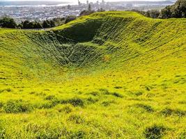 La hierba cubre el cráter del monte Edén, Auckland, Nueva Zelanda
