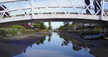 vue aérienne de drone sur les ponts et les canaux de la plage de venise, californie video