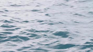 de cerca los detalles de las olas del agua de mar desde el barco en Indonesia. video