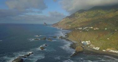 vista aerea del drone della costa costa oceano mare a tenerife, spagna. video