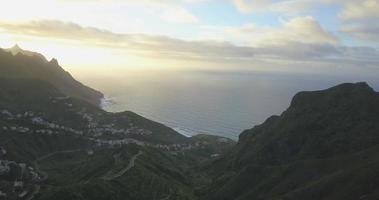 vista aerea del drone della costa costa oceano mare al tramonto a tenerife, spagna. video