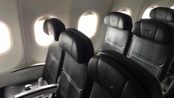 asientos y ventanas vacíos del avión. video