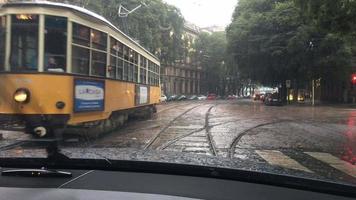 gezichtspunt van rijden in de regen in europa. video