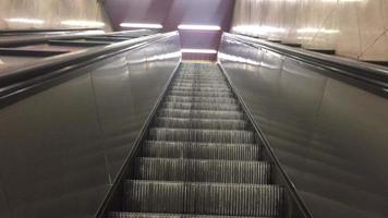 Rolltreppe Stufen Treppen in Europa. video