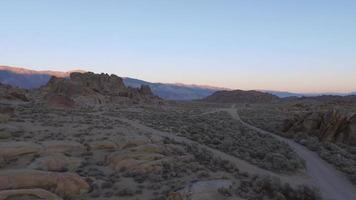 Toma aérea del pintoresco desierto montañoso. video