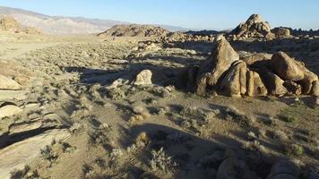 Toma aérea del pintoresco desierto montañoso. video