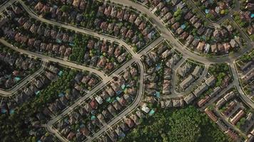 suburbio casa calle drone vuelo video