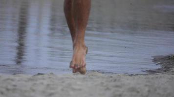 en man som joggar på viken och stranden.