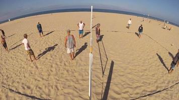pov di uomini anziani che giocano a beach volley. video