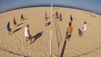 pov de homens sênior jogando vôlei de praia. video