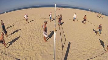 pov de homens sênior jogando vôlei de praia. video