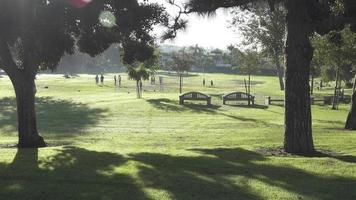 manhã em um parque com um jogo de futebol americano prestes a começar no campo de grama.