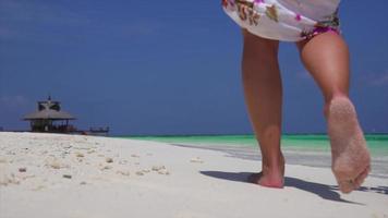 Ein paar Spaziergänge am Strand Händchen haltend in einem Resorthotel auf einer tropischen Insel. video
