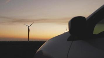 Windkraftanlagen im Hintergrund eines Autos video