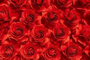 Flor de papel, rosas rojas cortadas de papel, decoraciones de boda, fondo de flores abstractas foto