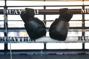 guantes de boxeo en el gimnasio, boxeo tailandés, artes marciales foto