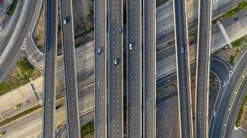 Vista aérea superior de la carretera, la carretera de cruce de la ciudad de transporte con el coche en la intersección de la calle transversal tomada por drone foto