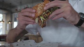 hamburger entre les mains d'un homme video