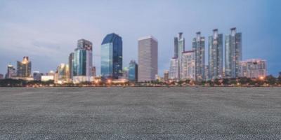 piso de concreto vacío panorámico y horizonte con edificios foto