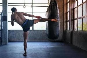 luchador está practicando en el gimnasio de boxeo, boxeo tailandés, artes marciales foto