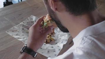 Kerl isst einen Hamburger video