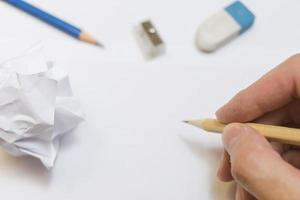 escribir en notas de papel blanco utilizando accesorios de escritura. foto