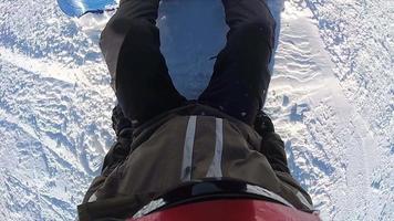 pov de um snowboarder descendo a colina em uma estância de esqui. video