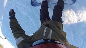 pov de um snowboarder descendo a colina em uma estância de esqui. video