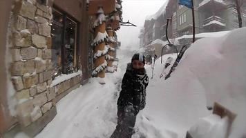 pov de um menino jogando neve para a câmera. video