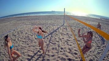 pov de jugadoras jugando voleibol de playa y una niña bloqueando el balón. video