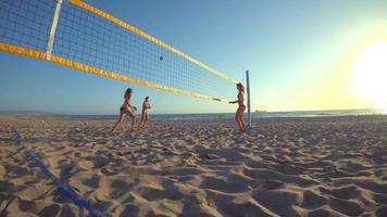 pov de jugadoras jugando voleibol de playa con una chica que se zambulle para cavar una pelota.