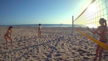 pov de jugadoras jugando voleibol de playa y una niña bloqueando el balón. video
