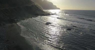 vista aerea del drone della costa costa oceano mare al tramonto a tenerife, spagna. video