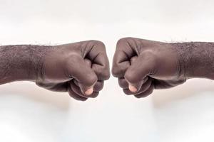 mano masculina apretada en un puño sobre un fondo blanco. un símbolo de la lucha por los derechos de los negros en américa. protesta contra el racismo. foto